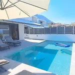 Location For 6 Or 8 Guests, 3 Bathrooms & Private Pool Villa
