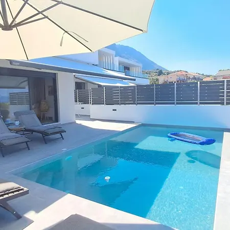 Location For 6 Or 8 Guests, 3 Bathrooms & Private Pool וילה