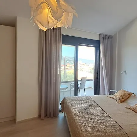 Location For 6 Or 8 Guests, 3 Bathrooms & Private Pool Mesokhórion