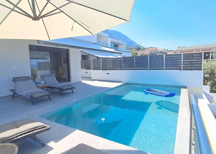 Location For 6 Or 8 Guests, 3 Bathrooms & Private Pool Villa
