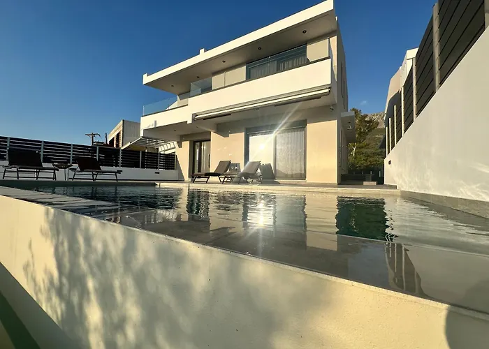 Location For 6 Or 8 Guests, 3 Bathrooms & Private Pool Mesochorion (Evrytania)