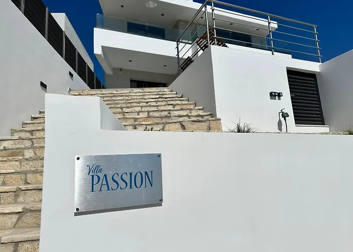 Location For 6 Or 8 Guests, 3 Bathrooms & Private Pool Villa *