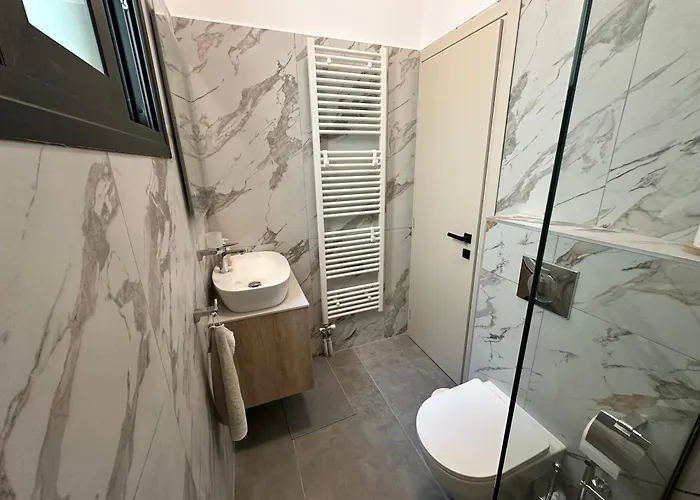 Location For 6 Or 8 Guests, 3 Bathrooms & Private Pool Villa *