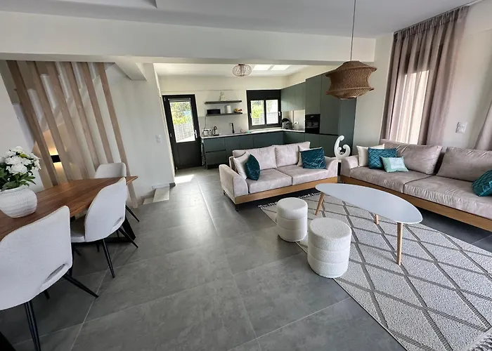 Location For 6 Or 8 Guests, 3 Bathrooms & Private Pool *