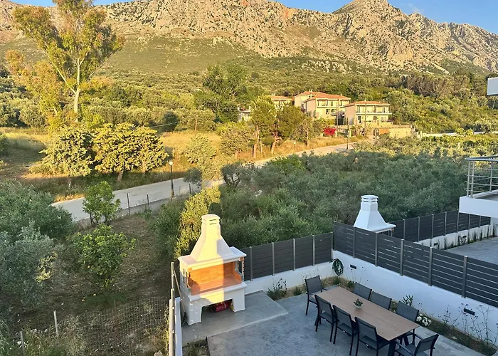 Location For 6 Or 8 Guests, 3 Bathrooms & Private Pool *